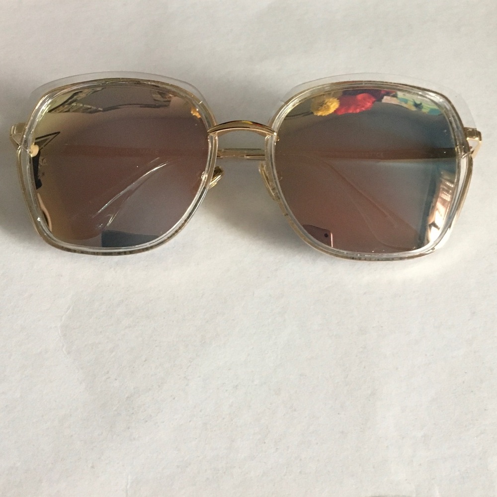 Elegant Gold-Toned Square Sunglasses - Picture 3 of 7